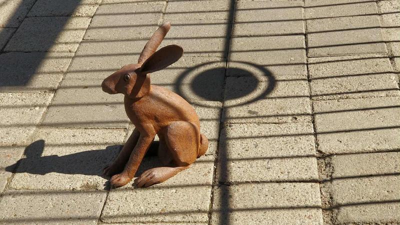 Anu Nurminoro, Jänis, puupoltettu kivitavarakeramiikka , korkeus n. 60 cm, 