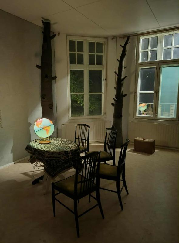 Työryhmä "Under Construction" koottavat puut esillä Härdellissä.