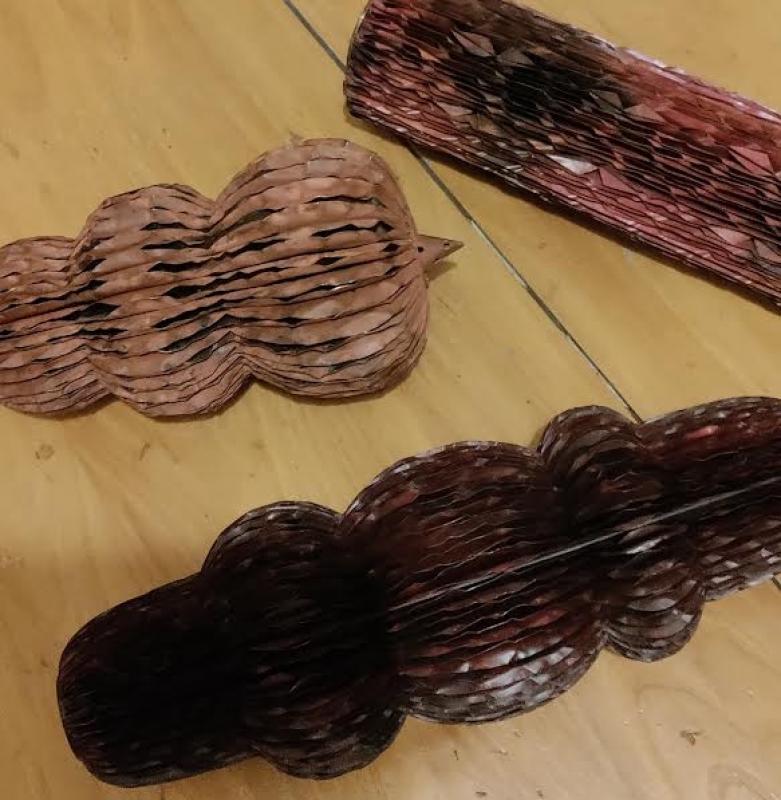 Kolme veistosta joiden materiaali on kupari ja mitat  25 - 45cm