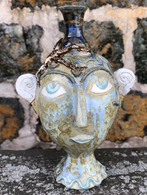 Etanan kuuntelija, The Snail Listener, kivitavara,  2024 45x40cm