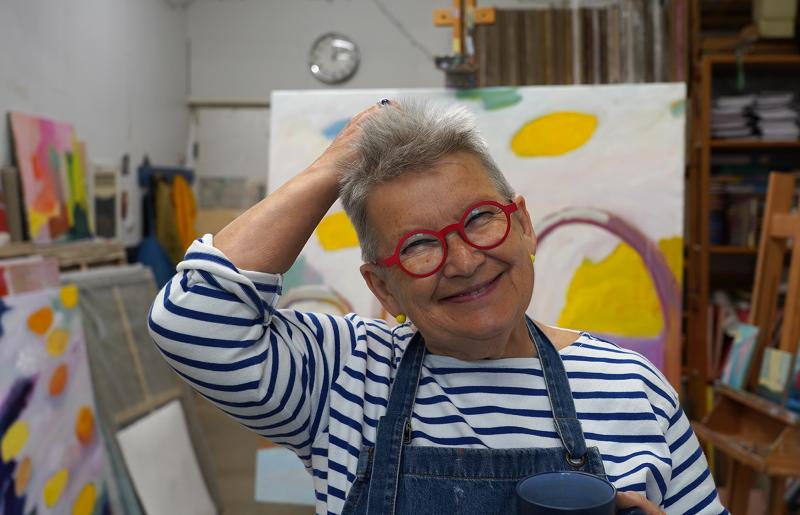 Maija Toropainen työhuoneella