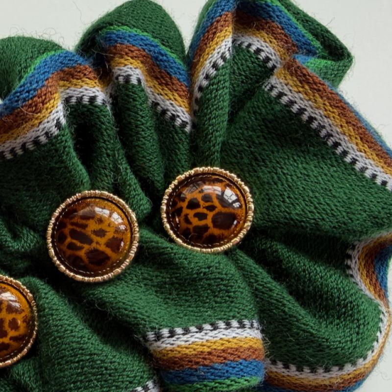 Hårsmycke, Orimattila dräkttyg. Hiuskoru, Orimattilan kansallispukukangas. Hairpiece, fabric from Orimattila. Mirka Laine-Pietilä. 8x15 cm, 2026.