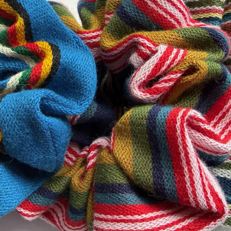 Scrunchies, olika dräkttyger. Hiusdonitseja kansallispukukankaista. Hair scrunchies, various traditional fabrics. Mirka Laine-Pietilä,  ca. 13 cm, 2026.