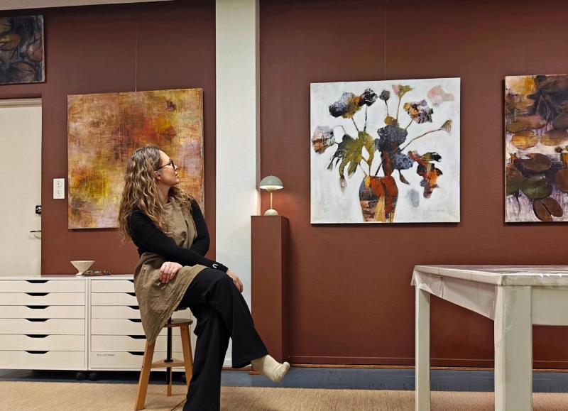 Interiöörimuotokuva Sari Viljamaan työhuoneelta, taustalla valmistuneita maalauksia.