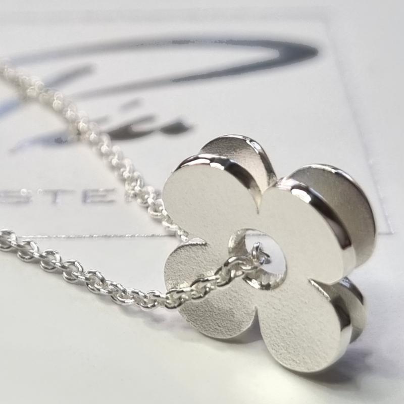 Pia Westerberg
"Lycka" i silver.
