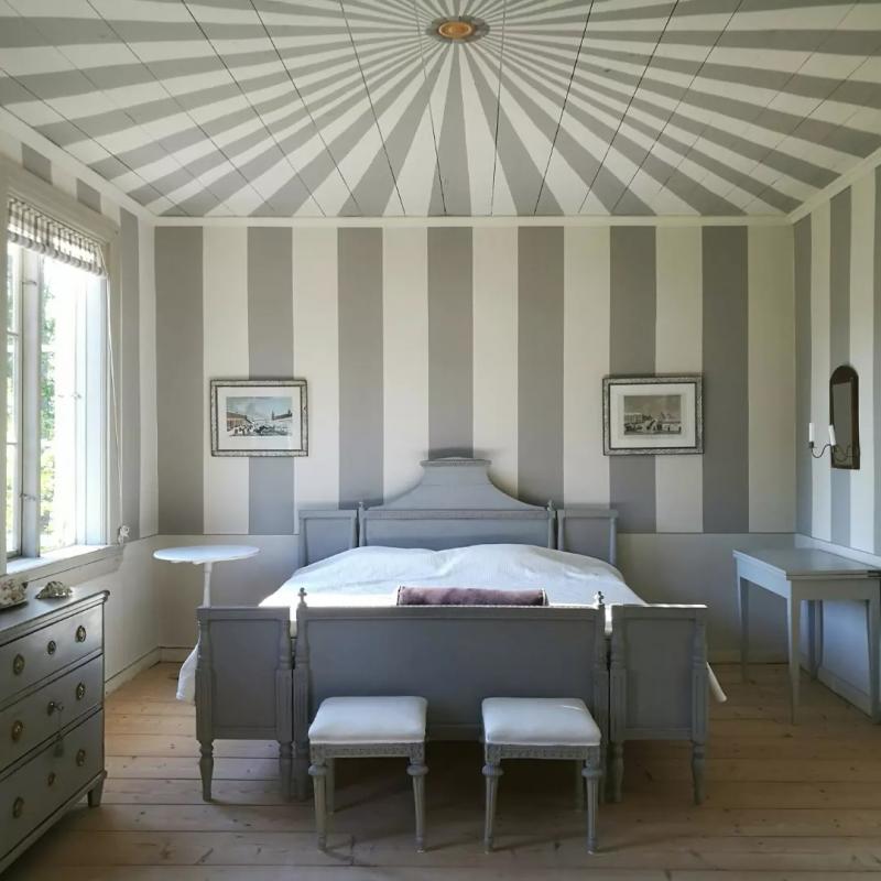 Tältimiterande målning.