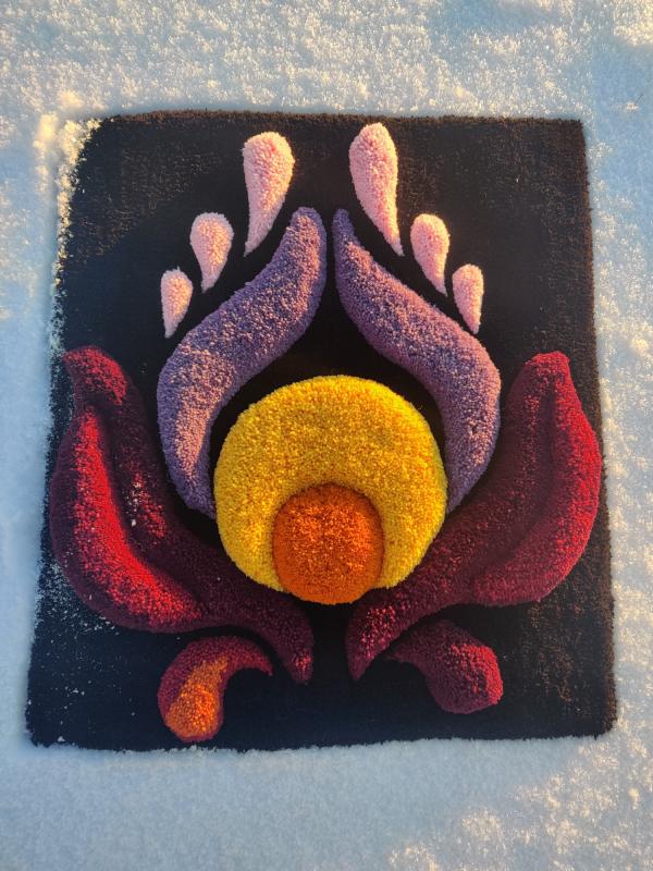 Iina Mykkälä, Lahja, konetuftattu villalanka puuvillakankaalle, huopa, 5 x 59 x 67 cm, 2024