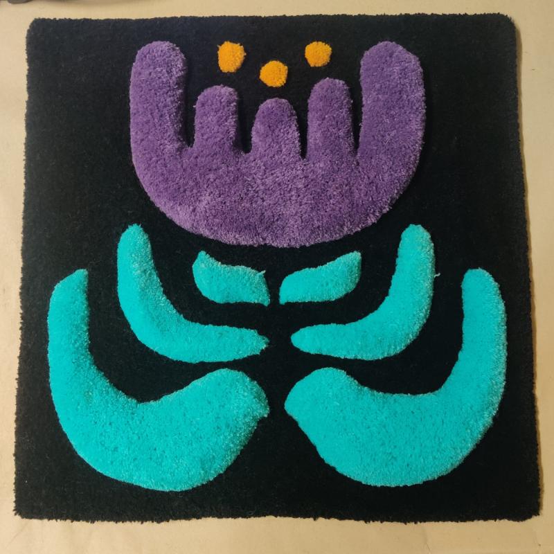 Iina Mykkälä, Krookus, konetuftattu villalanka puuvillakankaalle, huopa, 5 x 51 x 52 cm, 2024