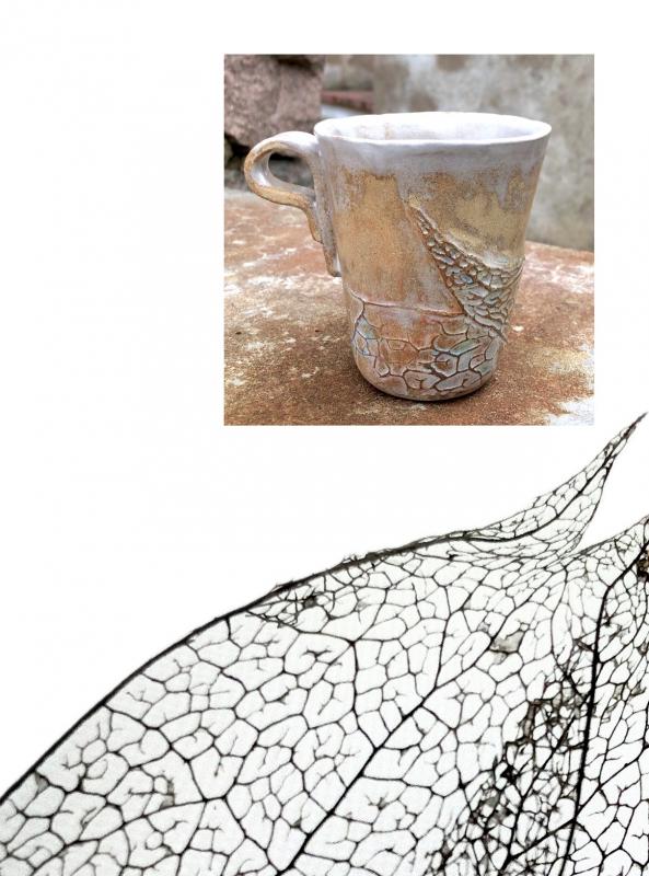 Lehtien luuranko maahan -muki. Toinen muki viiden mukin sarjasta, joka perustuu Jaime Sabinesin runoon. Jokainen muki on yksi runon säe. Korkeus 9,5 cm. Levytekniikka. Outi Korhonen 2025. 