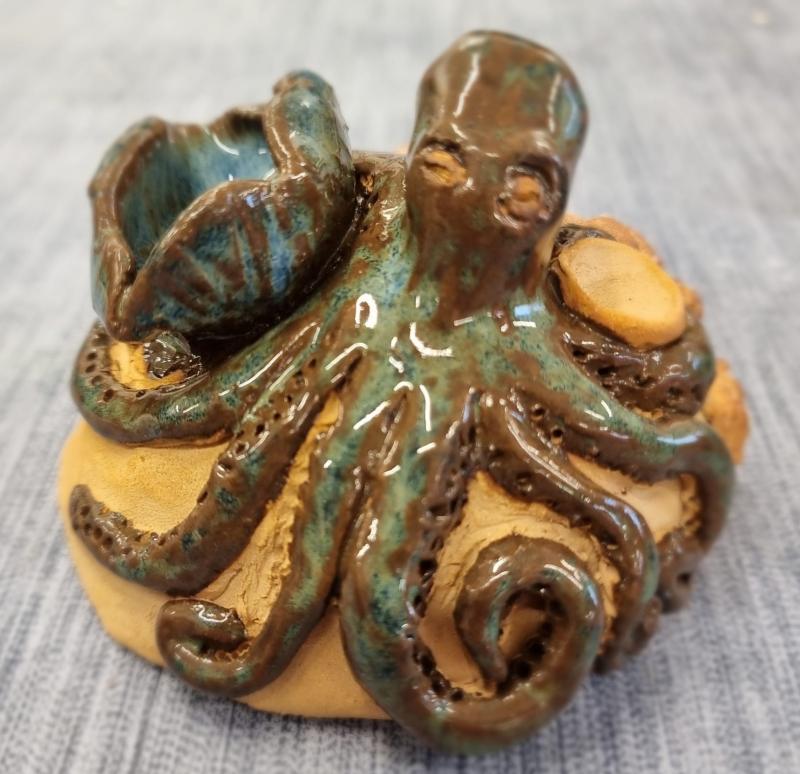 Piiamarilla_Octopus_keramiikkaa_leveys 15 cm_2025