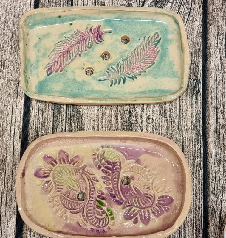 Piiamarilla_saippua-alustat_keramiikka_ noin 15 cm_2025