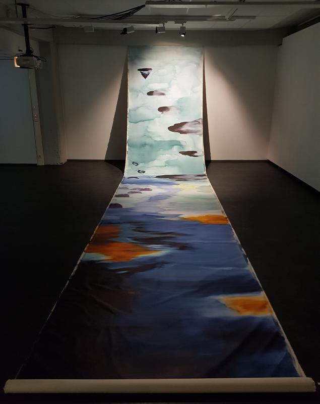 Anu Haapanen, Ascension, 2024, akryylimuste kankaalle, 700x160 cm