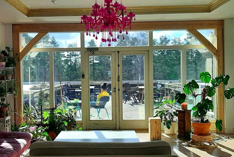 Hub Feenix, näkymä 3. krs aulasta terassille