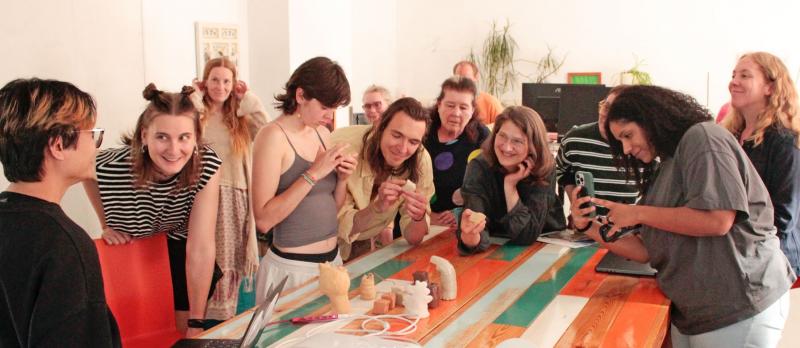 Kuva kuukausittaisesta yleisölle avoimesta taiteilijatapaamisesta, joissa residenssitaiteilijat kertovat työstään (kesäkuu 2025)