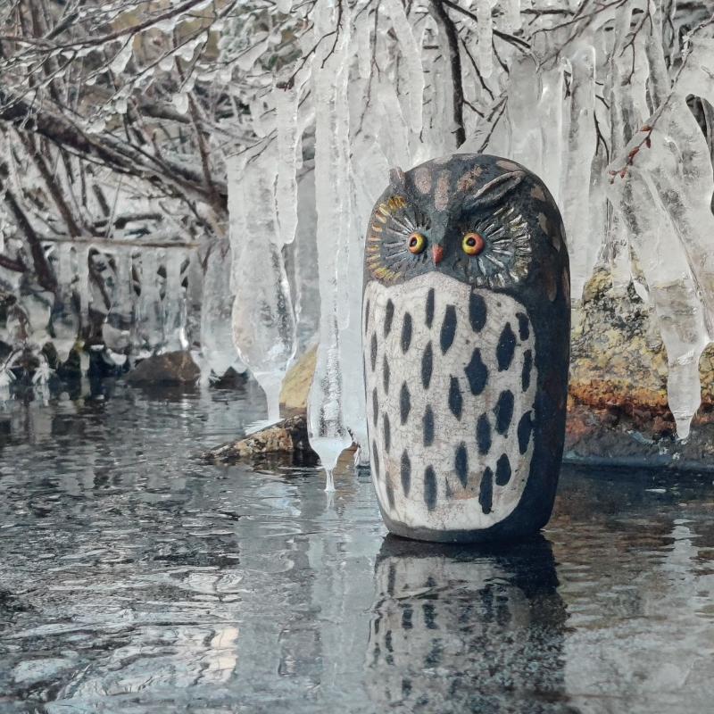 Marja Salerto, Rakupöllö, rakukeramiikka, korkeus 23 cm, 2025