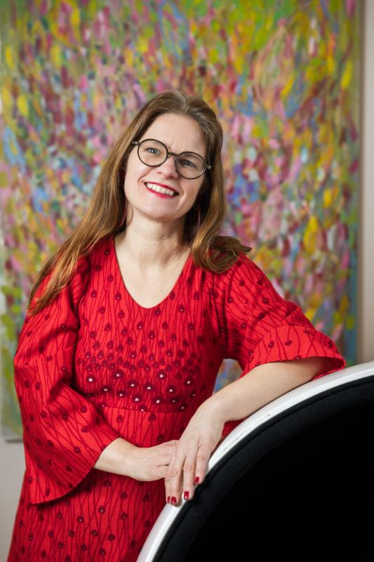 Hanna Rissanen, taustalla teos Jokaisen kevätlaulun osaan ulkoa, akryyli ja öljypastellit alumiinille, 150 x 100cm, 2024