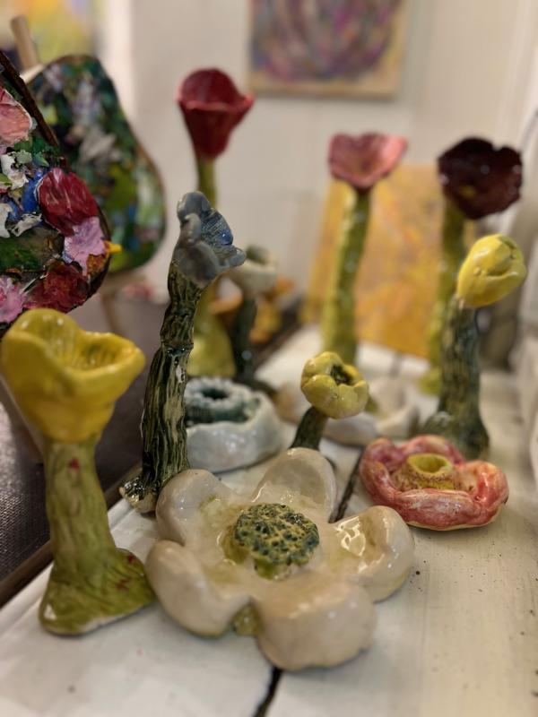 Hanna Rissanen, kukkaniitty, keramiikka, 2025