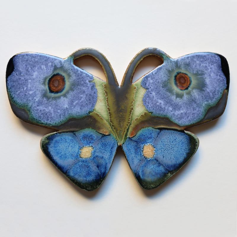 Anna Kesäniemi, Perhosreliefi, lasitettu kivitavara, 25×15×1cm, 2026