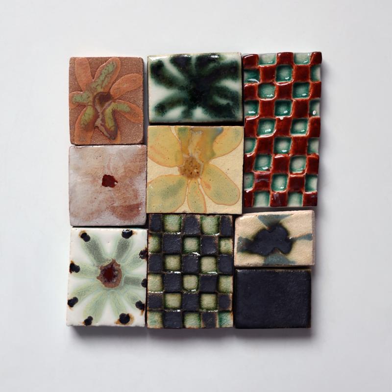 Anna Kesäniemi, Keramiikkakollaasi, lasitettu kivitavara, 15x18x1cm, 2026