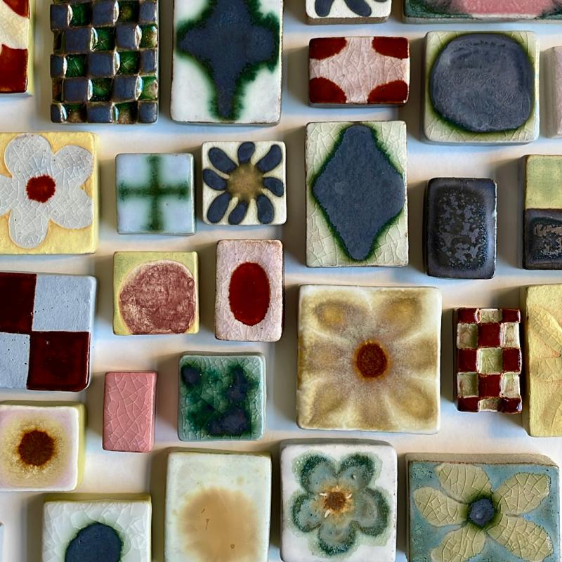 Anna Kesäniemi, Keramiikkakollaasin palasia, lasitettu kivitavara, 2026