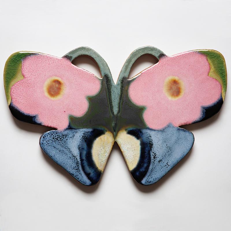 Anna Kesäniemi, Perhosreliefi, lasitettu kivitavara, 25×15×1cm, 2025