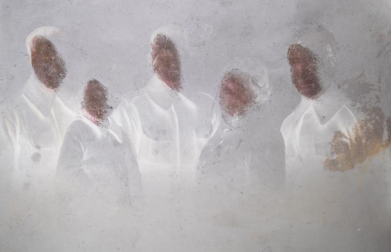 Huulipunaa perhekuvaan, 2024, 98x145cm, pigmenttivedos, musta puukehys, ed.1/5(+ap)