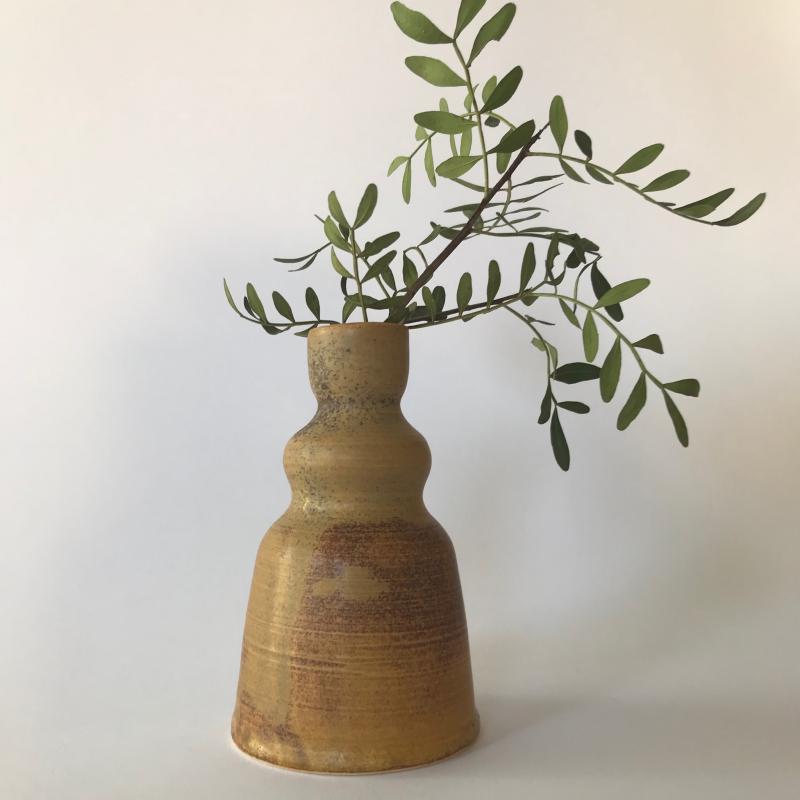 Julia Aminoff-Tatsis, Ljusstake/vas, drejad i stengodslera, 15 cm, 2024.