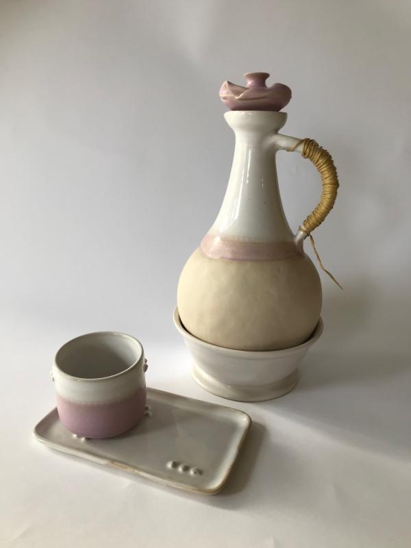 Julia Aminoff-Tatsis, Kanna och mugg med fat, blandteknik, stengods, 2025.