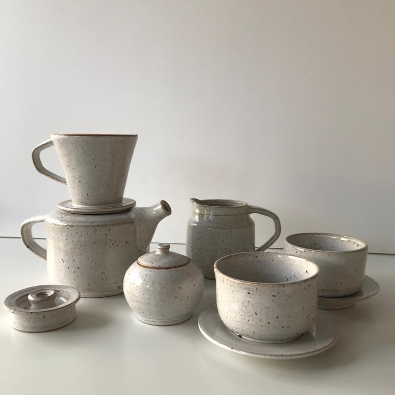 Julia Aminoff-Tatsis, Kaffeservice, drejad i stengodslera, 2024