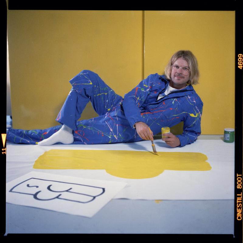 Teemu Keisteri maalaa peppua studiolla