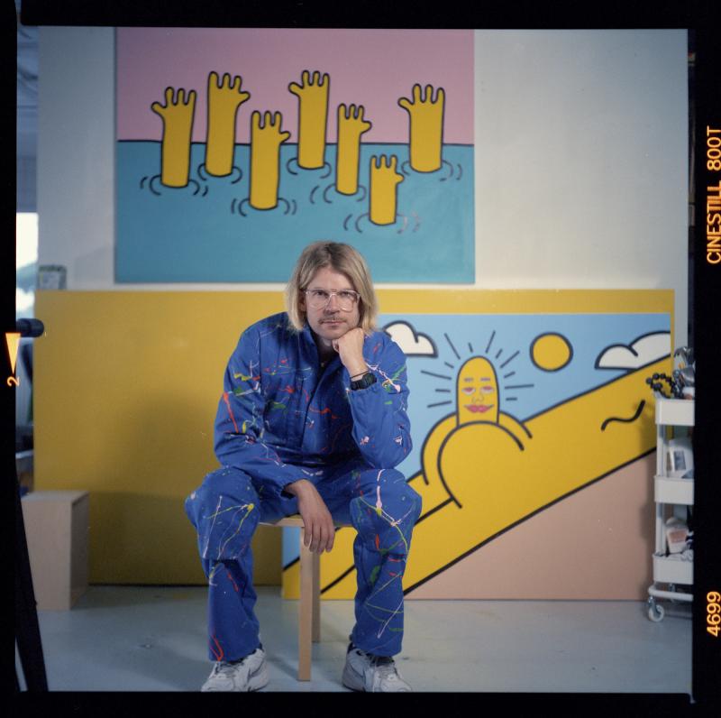 Teemu Keisteri ukkelitaulujen edessä