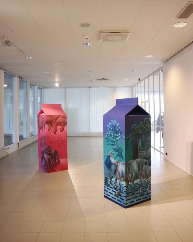 Kansallinen imetyssuositus & Vapaan lehmän maitoa 
öljymaalaus lastulevylle
180 cm x 56 cm x 56 cm
2024 