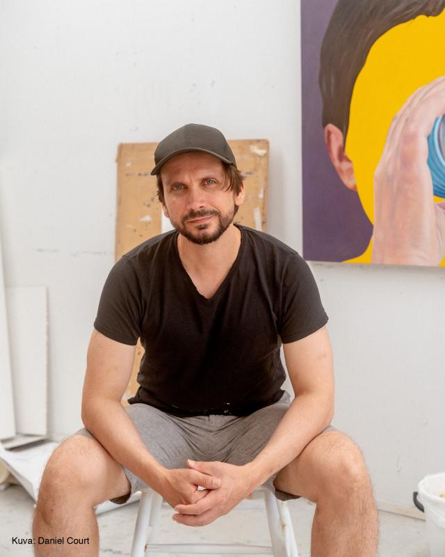 Taiteilija ateljeessaan. Kuva: Daniel Court