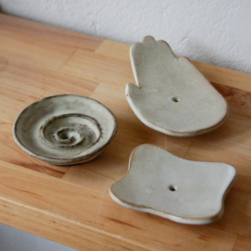 Saga Vuorisalo, saippuatelineitä, keramiikka, 2025