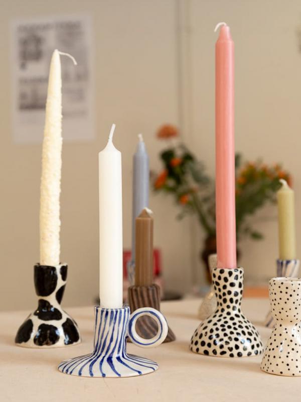 Saga Vuorisalo, kynttilänjalkoja, keramiikka, 2023