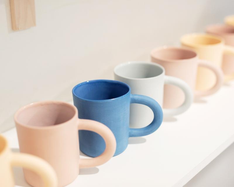 Saga Vuorisalo, Lempi -muki, värjätty posliini, 2021