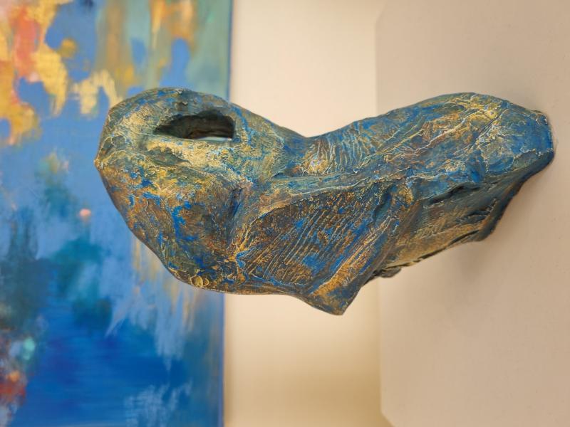 Satu Metsola: Lintuna lepää, 2024-25. Keraaminen veistos. 20x13 cm.