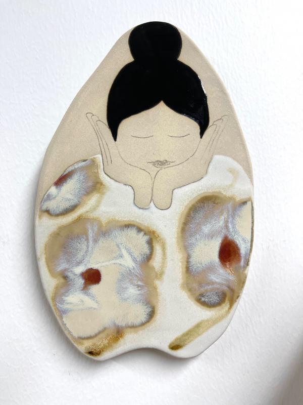 Tuuli Kalliosalo, Ruusuisia ajatuksia, Lasitettu keramiikka, 23 x 15 cm, 2026