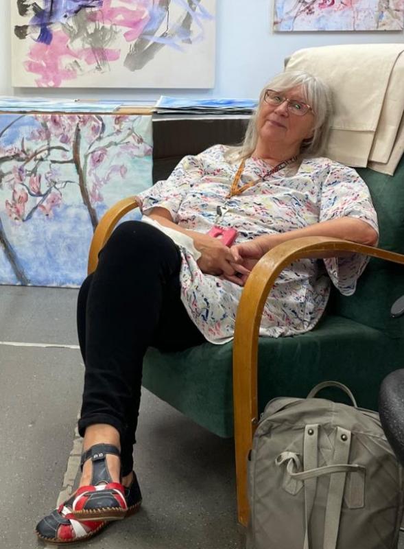 Paula Holopainen, taiteilija työhuoneella v. 2025