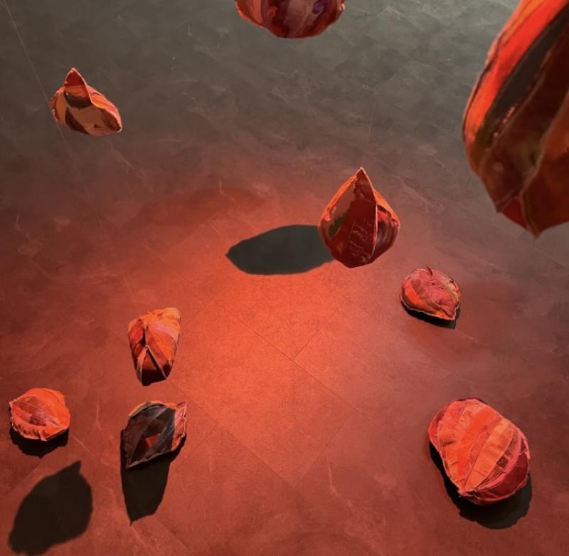 Veriset kyyneleet, 2025, akryyli, pigmentti ja öljypastelli kanjaalle + punainen valo