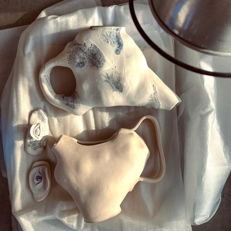 Sanna Isabell, Useless teapot. Keramik, snusglasyr; 2023