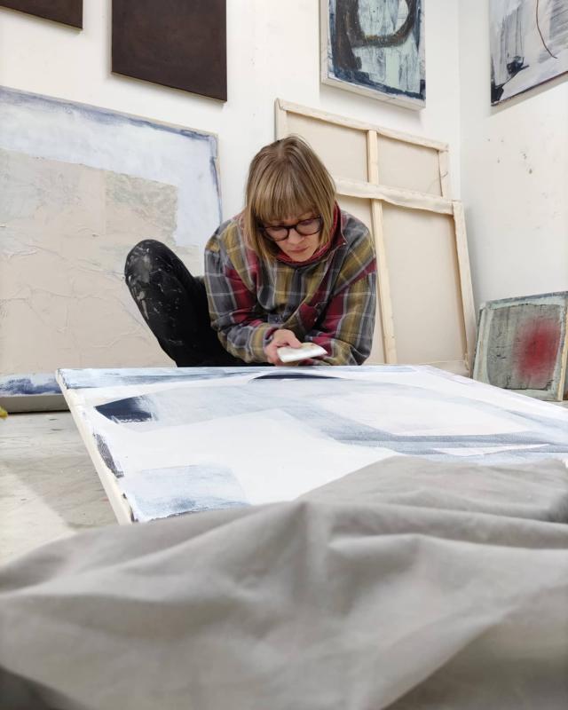 Heidi Hakkarainen työhuoneellaan