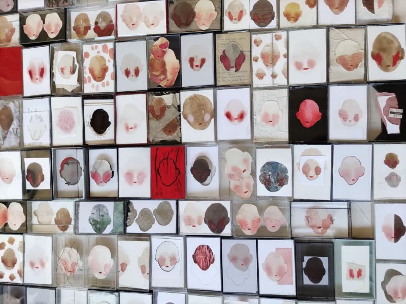 Heidi Hakkarainen, Kulminaatio-sarja, kasettikotelot, paperi, vesiväri, 2024