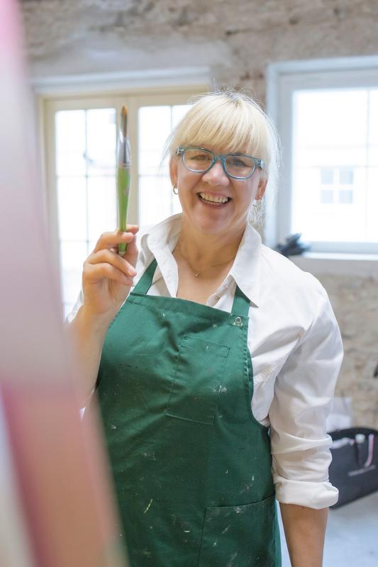 Eve-Ly Villberg i studio