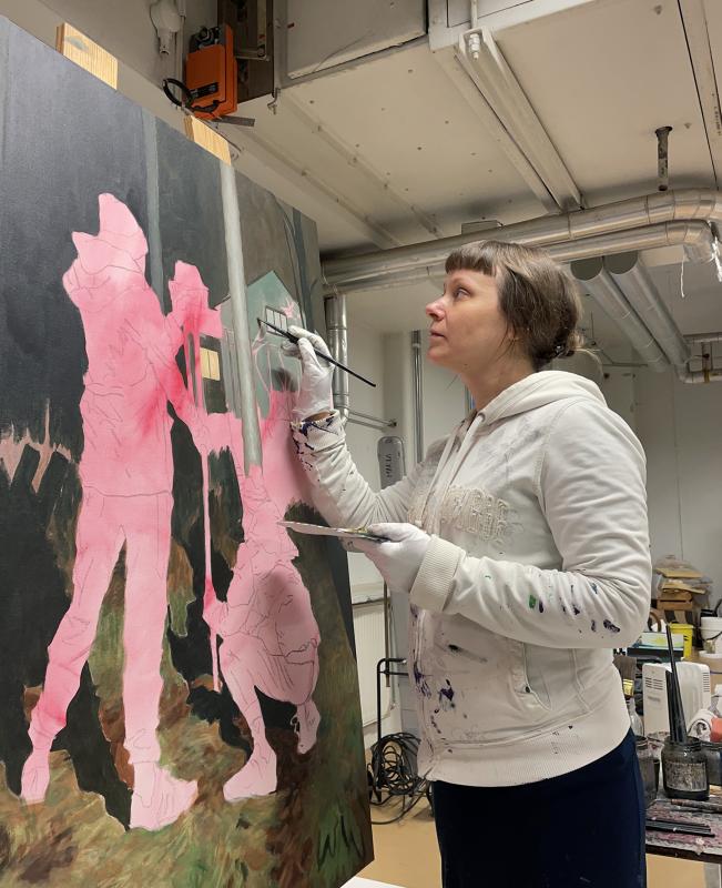 Anna Aho työhuoneellaan