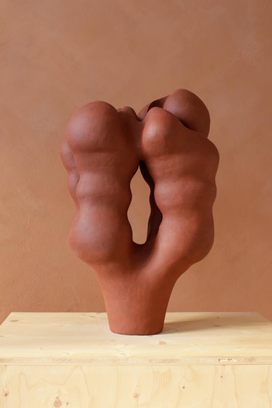 Henna Nuutinen, Red Shape, 2025, 60 x 38 x 26 cm, Kivitavarasavi & engobe