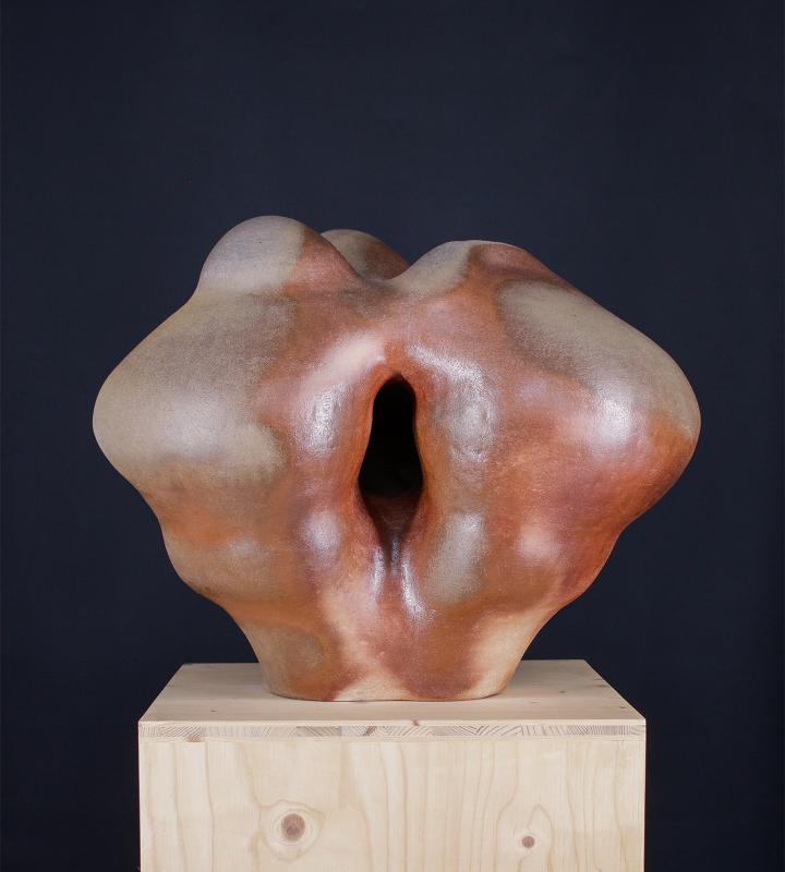 Henna Nuutinen, Bloom, 2025, 47 x 53 x 50 cm, Anagamapoltettu kivitavara