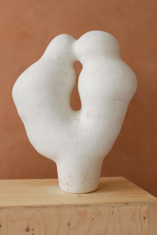 Henna Nuutinen, Big Hug, 2025, 73 x 57 x 28 cm, Kivitavarasavi & lasite