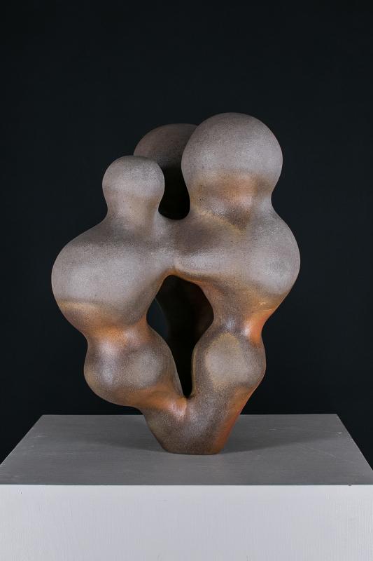 Henna Nuutinen, Cinderella, 2024, 48 x 34 x 32 cm, anagamapoltettu kivitavarasavi